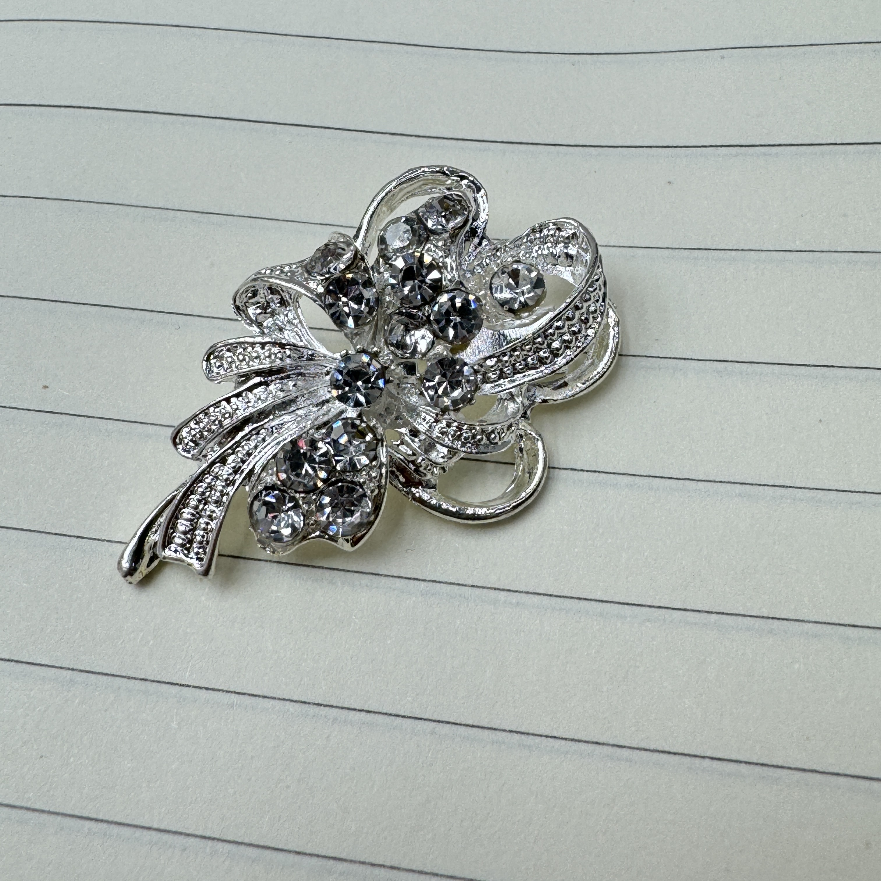 韩版时尚爆款水钻花朵胸针男女士时尚简约气质搭配