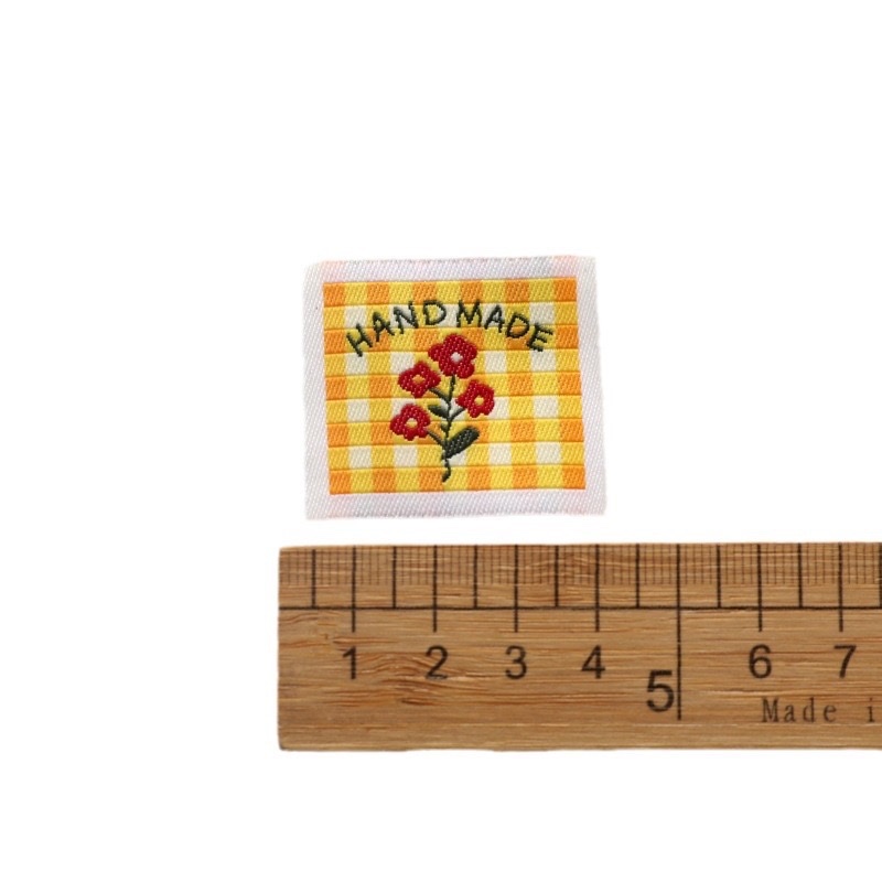 卡通布标彩色刺绣布贴衣服水洗标丝印高密细纱尺码标现货织唛定制商标辅料白底实物图