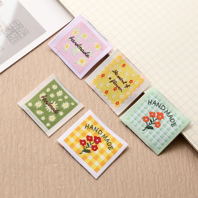 卡通布标彩色刺绣布贴衣服水洗标丝印高密细纱尺码标现货织唛定制商标辅料细节图