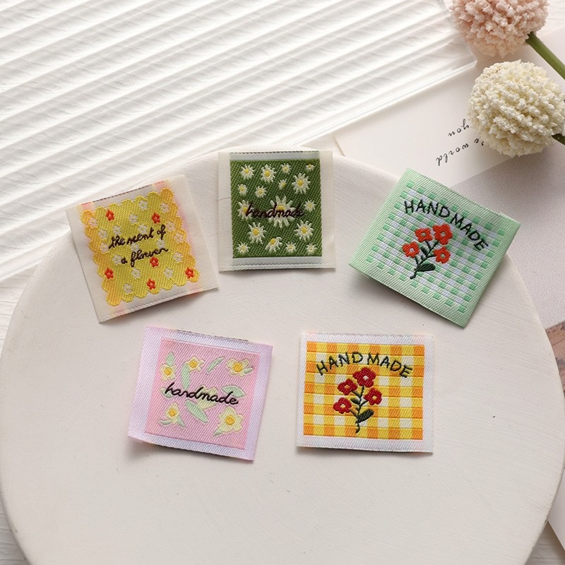 卡通布标彩色刺绣布贴衣服水洗标丝印高密细纱尺码标现货织唛定制商标辅料产品图