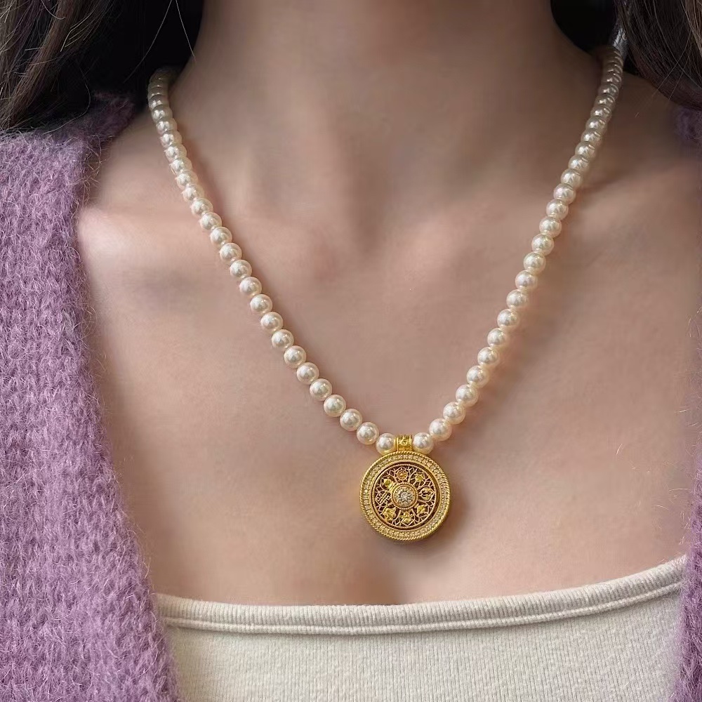 Rotatable eight-treasure compass, diamond-encrusted pearl sweater chain, women's light luxury hollowed-out compass, safety buckle, long necklace accessory details Picture