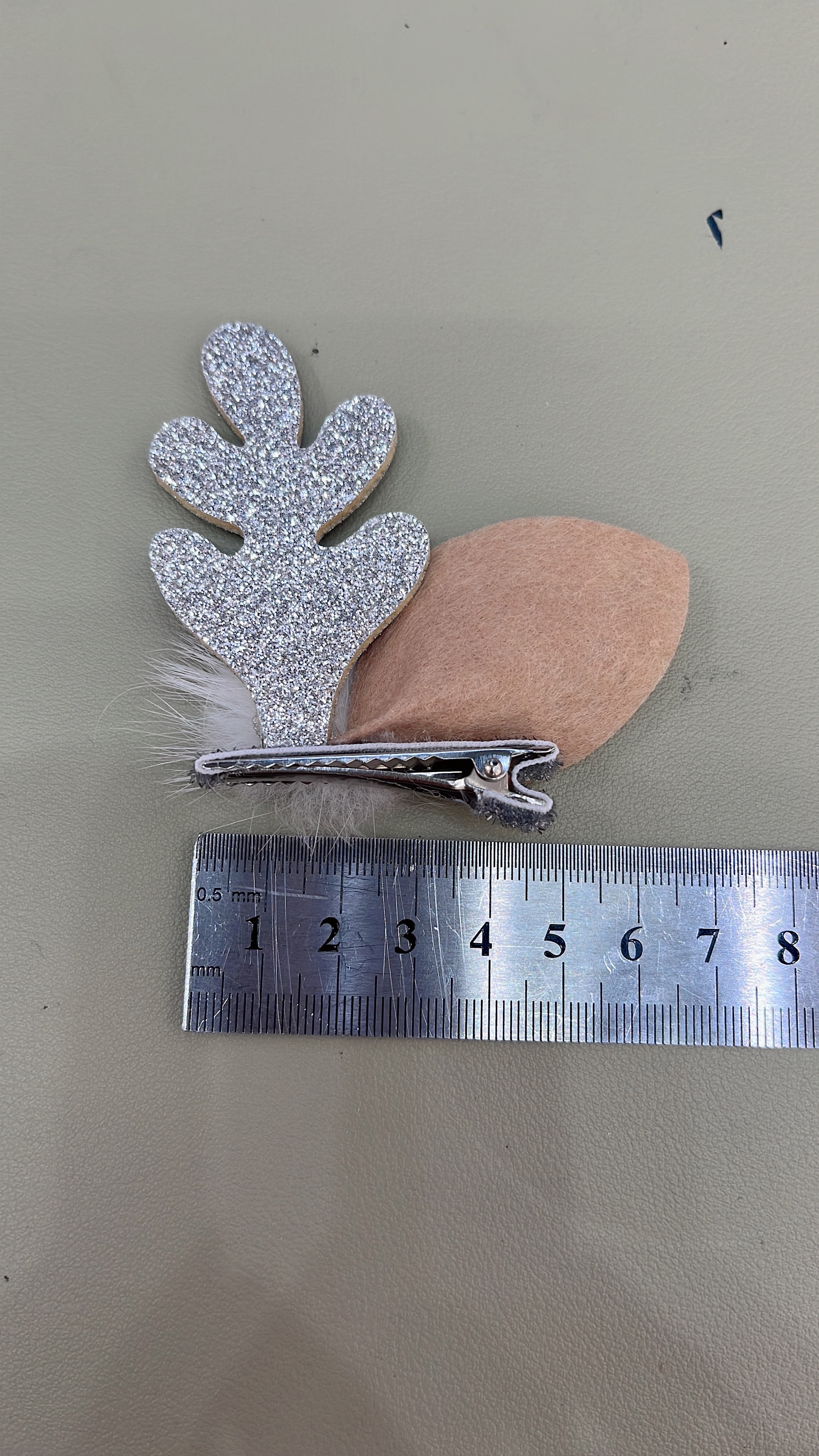 The new popular Christmas reindeer antler hair clips, side clips, hair accessories, hair bands, headwear, children's top clips, hair clips and hair accessories from Deer Antler Application Scenario