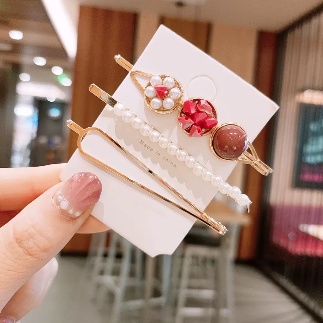 The Same Style Of Pearl Hair Clips As Siteng, Korean Version Of Dongdaemun Lady's Water Diamond One-Line Hair Clip, Elegant Student Side Clip Hair Accessory Application Scenario