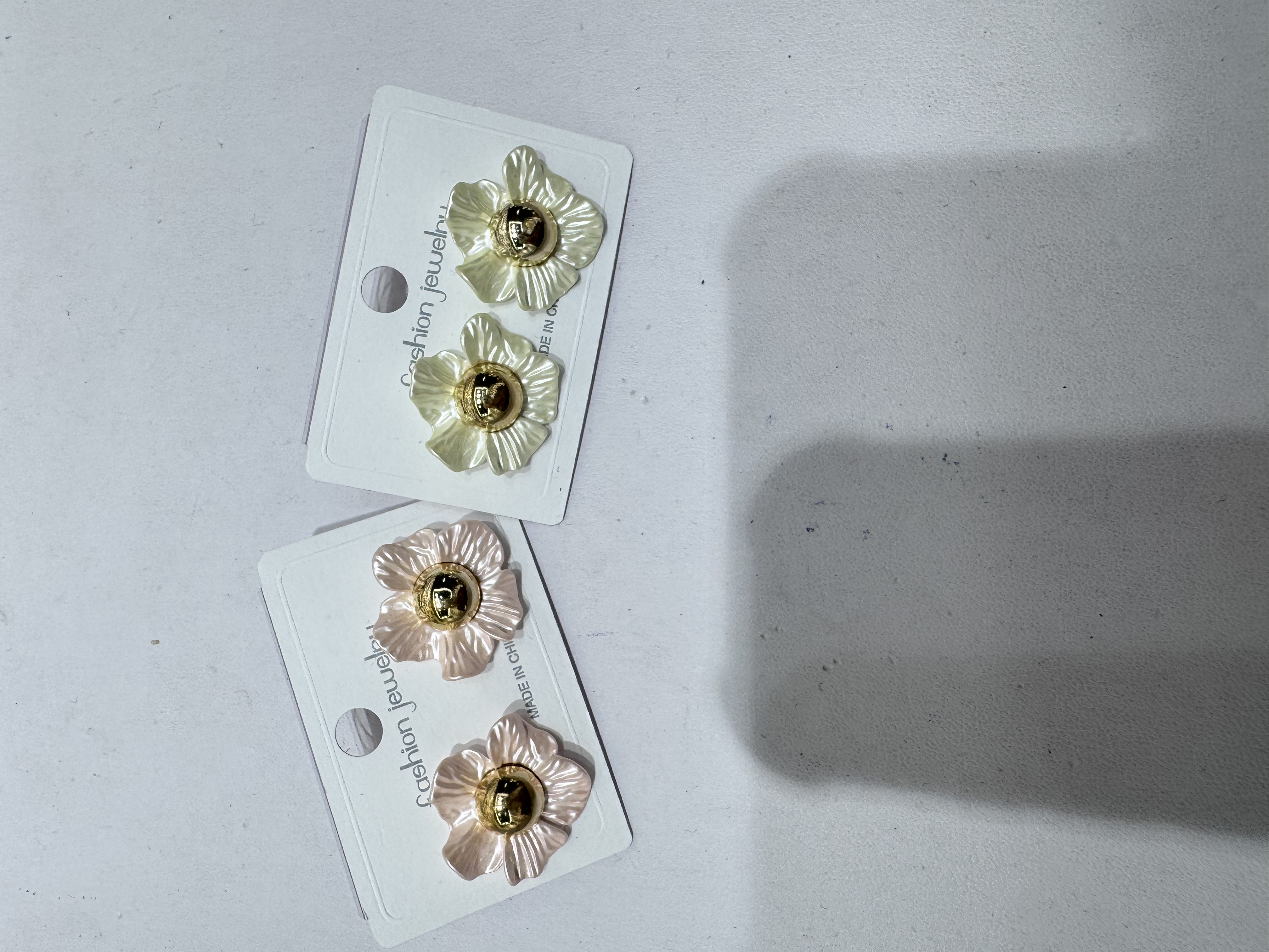 合金哑色滴油花朵合金耳环淡粉淡黄色颜色清新靓丽上班通勤百搭气质优雅