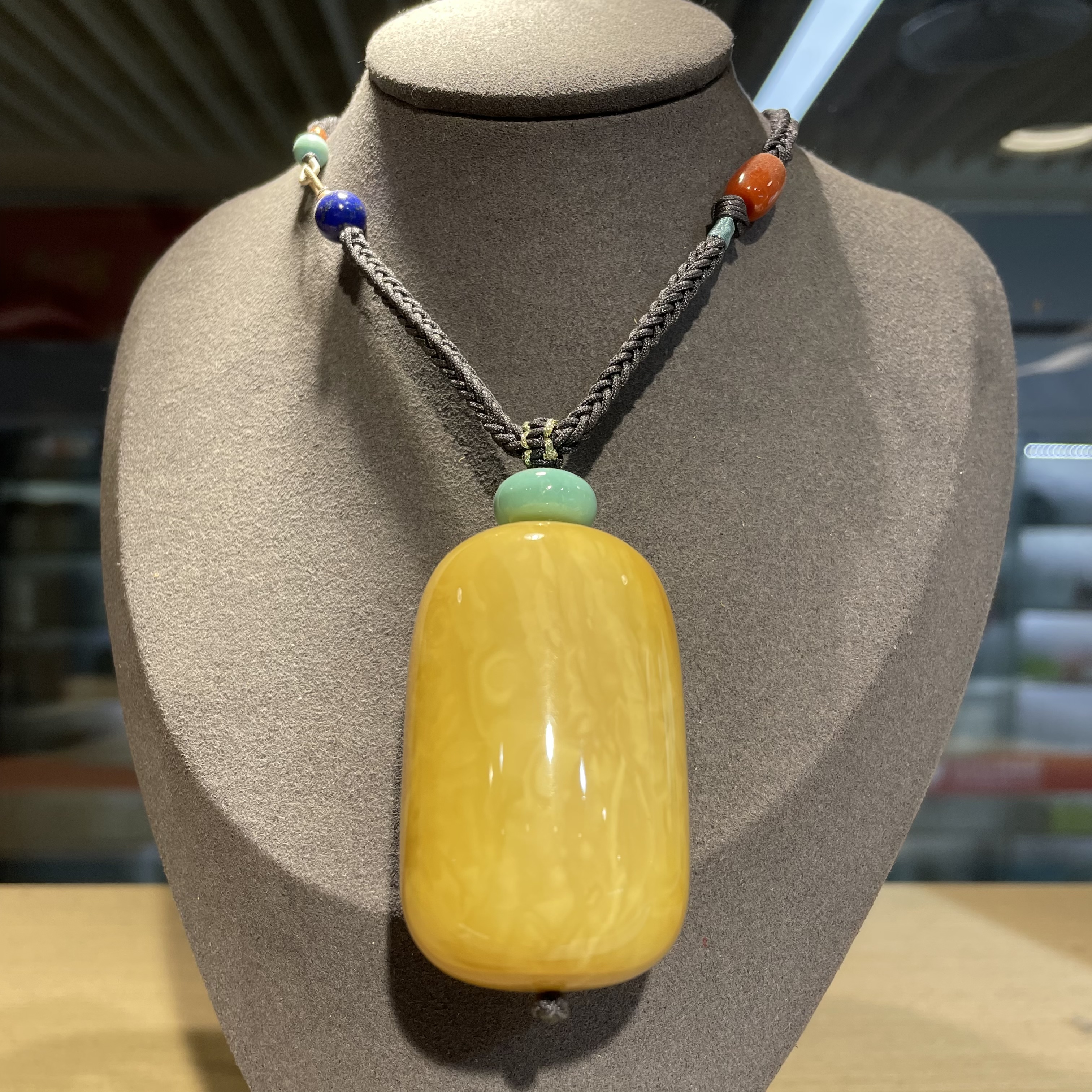 鸡油黄桶形蜜蜡