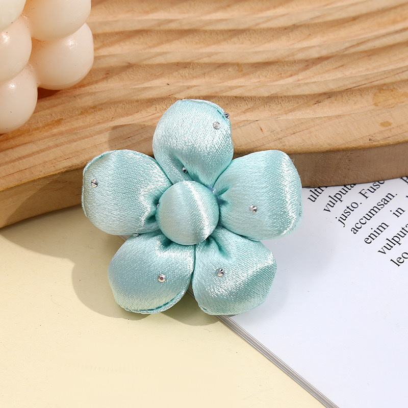 新款镶钻亮丝布充棉五瓣花手机壳包包挂件配饰发夹发圈配件批发白底实物图