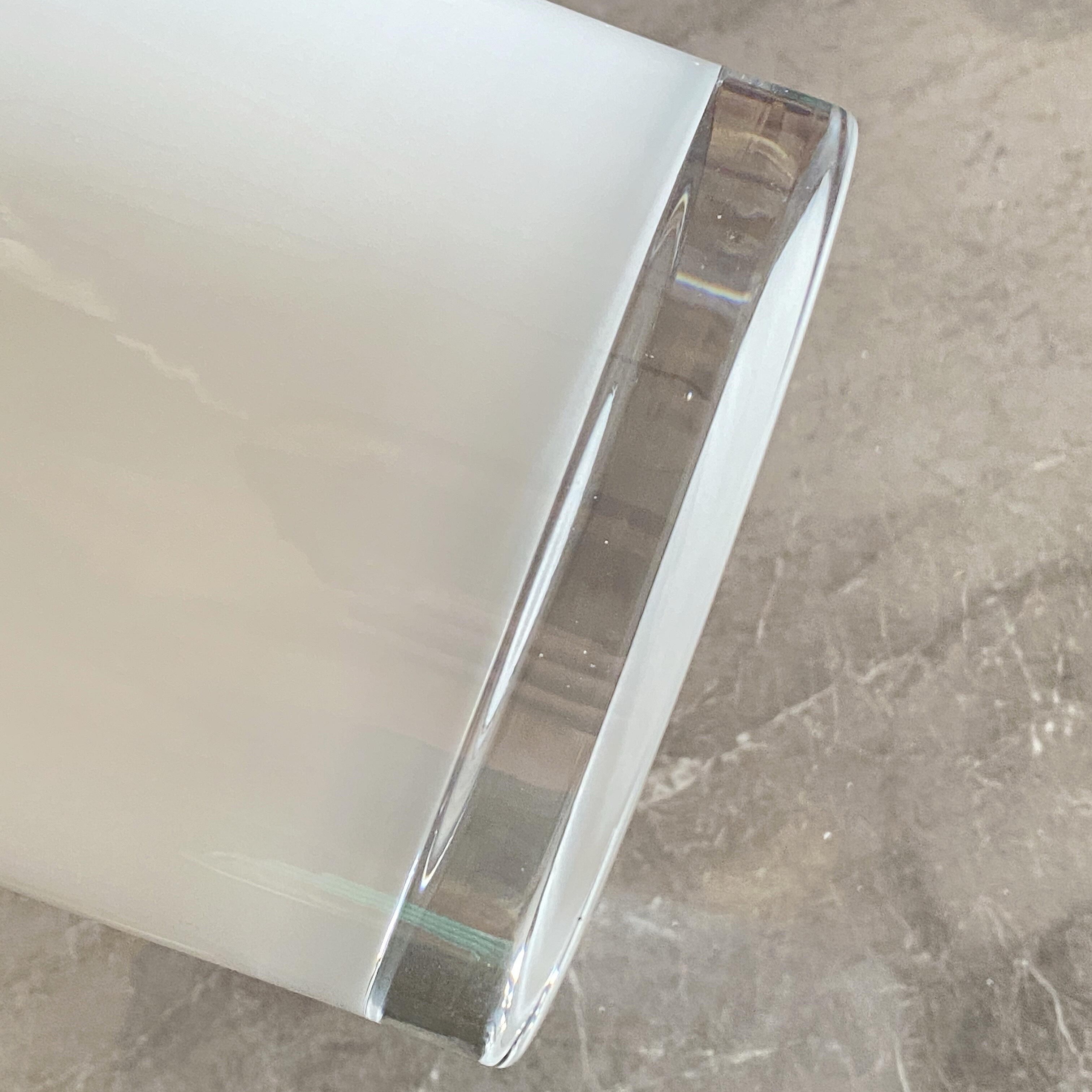 Modern and simple white straight glass vase, a decorative item for home, living room and hotel flower arrangement Application Scenario