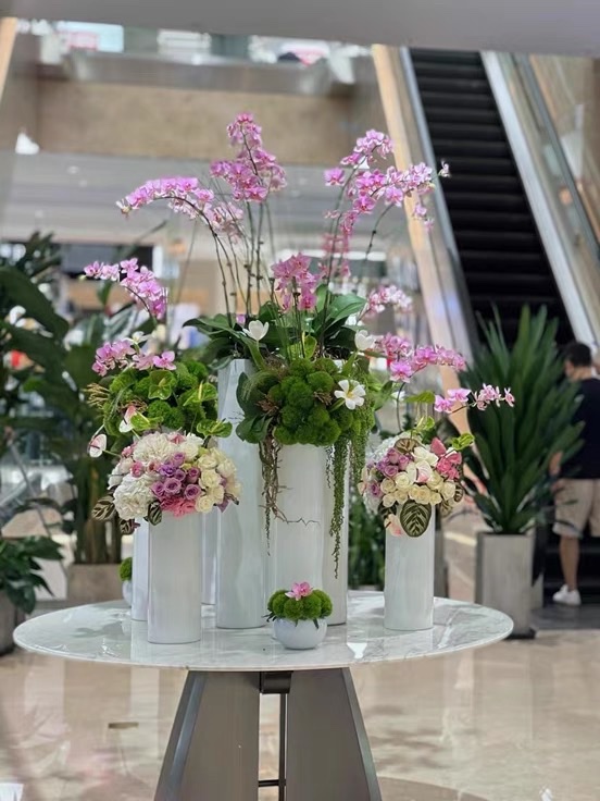 Modern and simple white straight glass vase, a decorative item for home, living room and hotel flower arrangement detail image 5