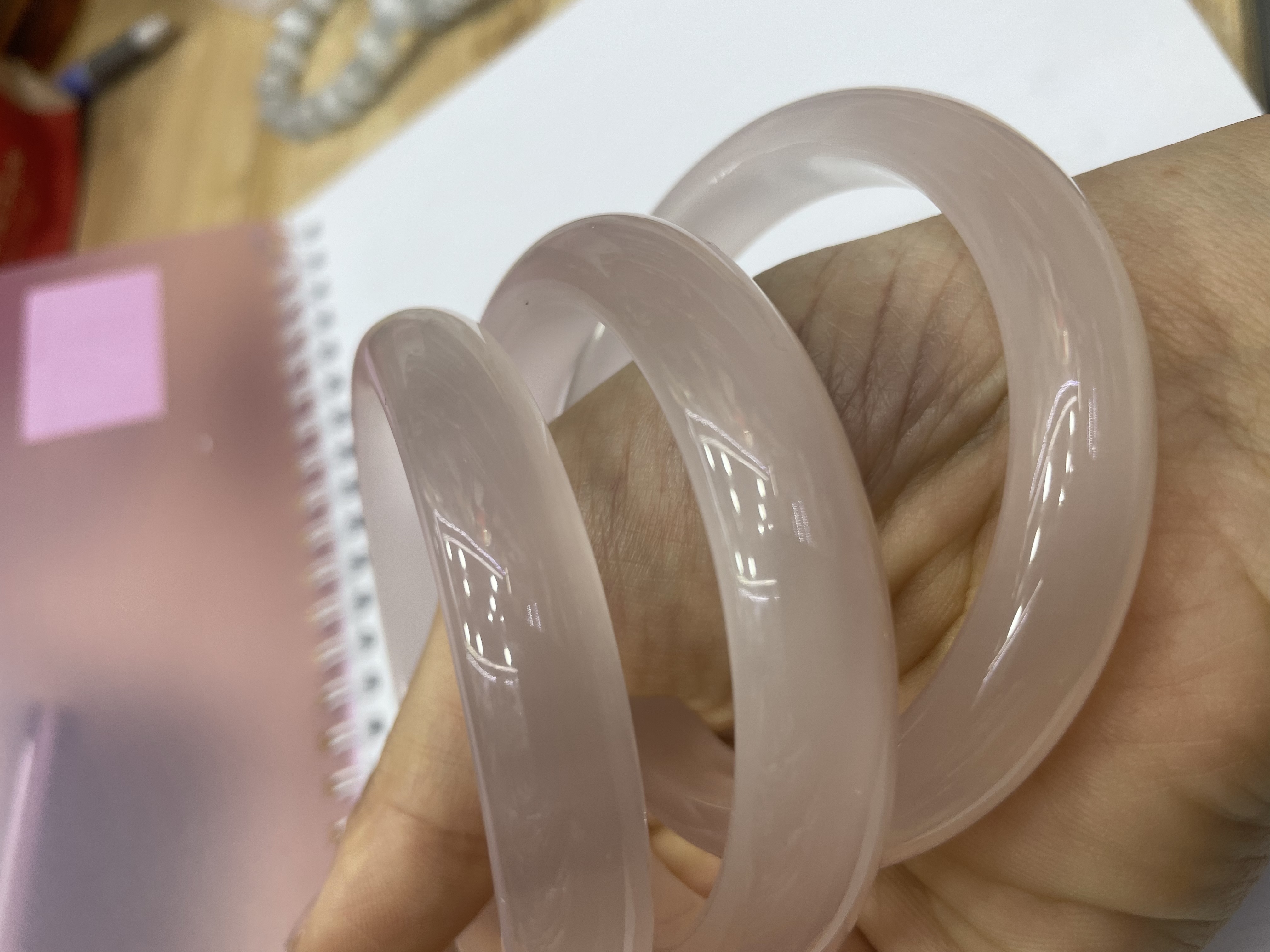 猫眼石手镯冰透高冰种琉璃高透水润粉色猫眼石高级美人镯琉璃