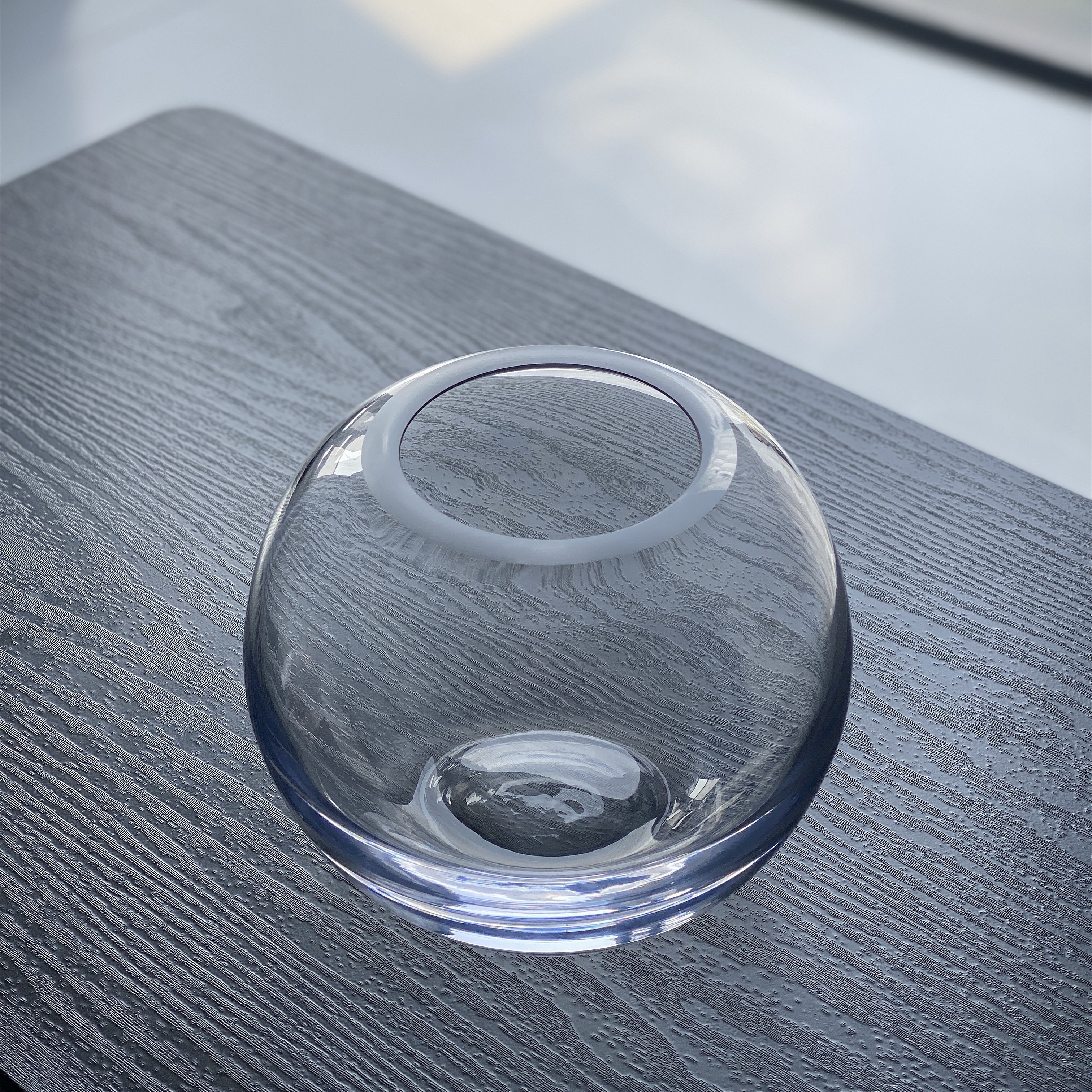 An Italian designer's thickened spherical glass vase for hydroponic flower arrangement decoration Application Scenario