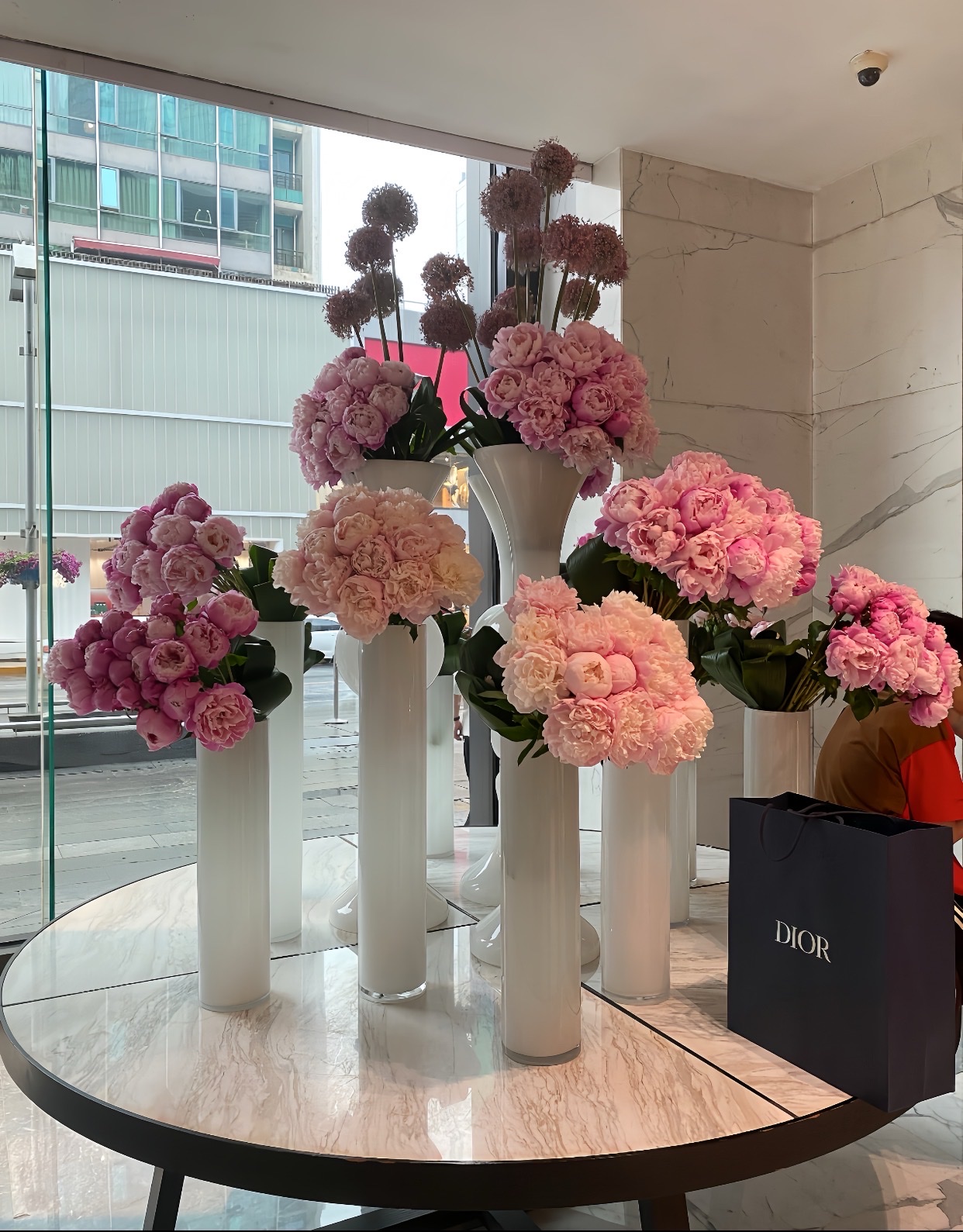 Modern and simple white straight glass vase, a decorative item for home, living room and hotel flower arrangement detail image 1