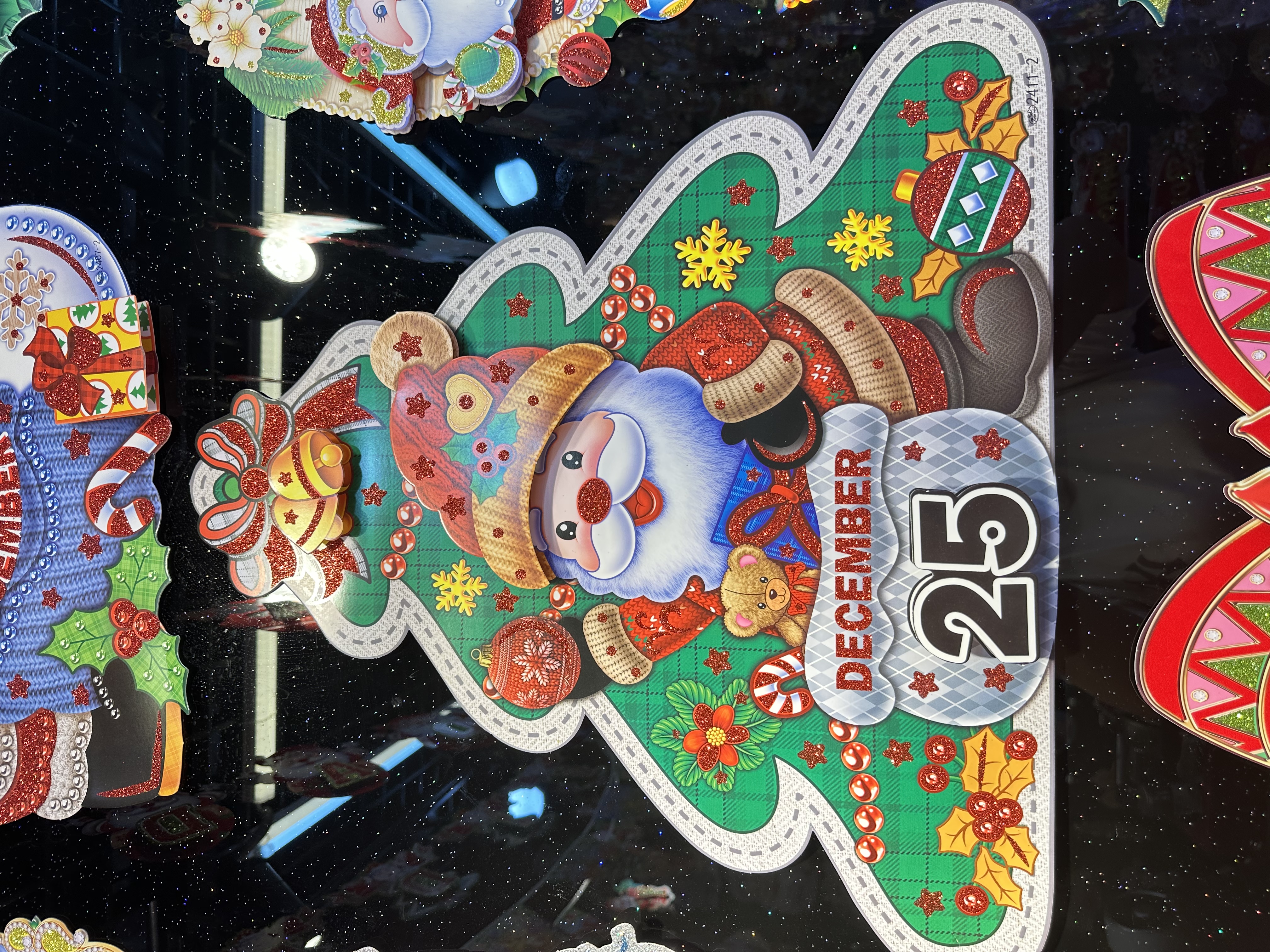 12.25的老人圣诞树，家里装饰用的贴纸、贴画、又闪又可爱的，挺喜欢的、款式新颖迷人，具有欧美那边风格的老人贴纸