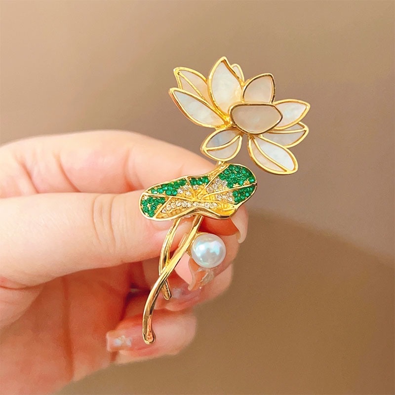 Japanese and Korean style fashionable and elegant lotus leaf flower brooches, creative enamel color oil painting style clothing accessories, pins, sweaters, cardigans and accessories Item Picture
