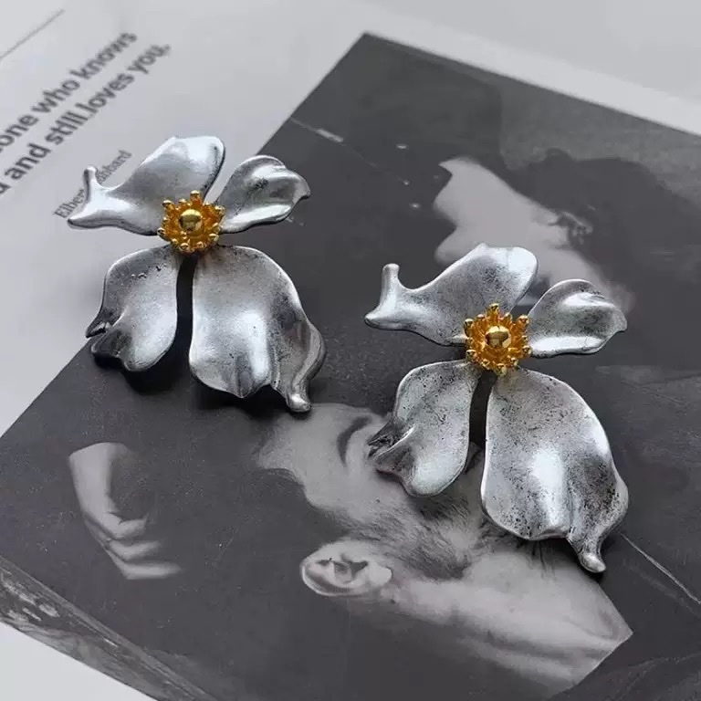 High-end retro flower earrings, metal Hong Kong style, niche design, vintage personalized catwalk style, exaggerated earrings and accessories details Picture