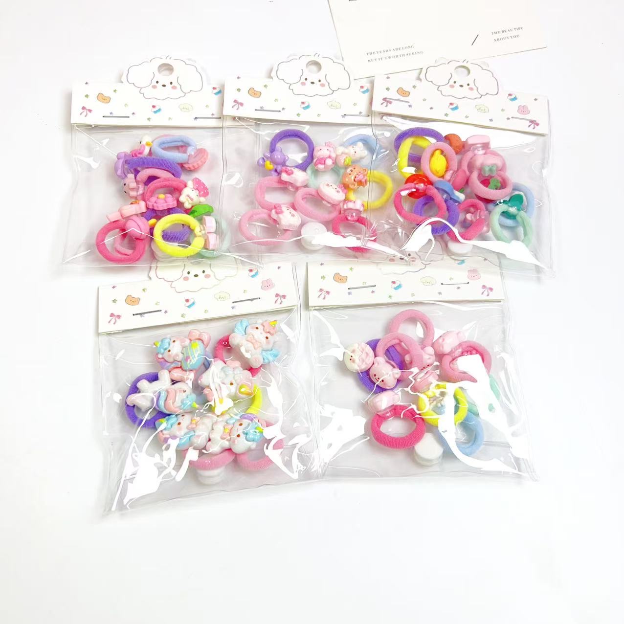 🌸🌸 让童年闪闪发光 ✨ 这些小发饰也太可爱了吧！
每个小女孩都值得拥有一个闪闪发亮的童年！我们精选了一系列萌化人心的儿