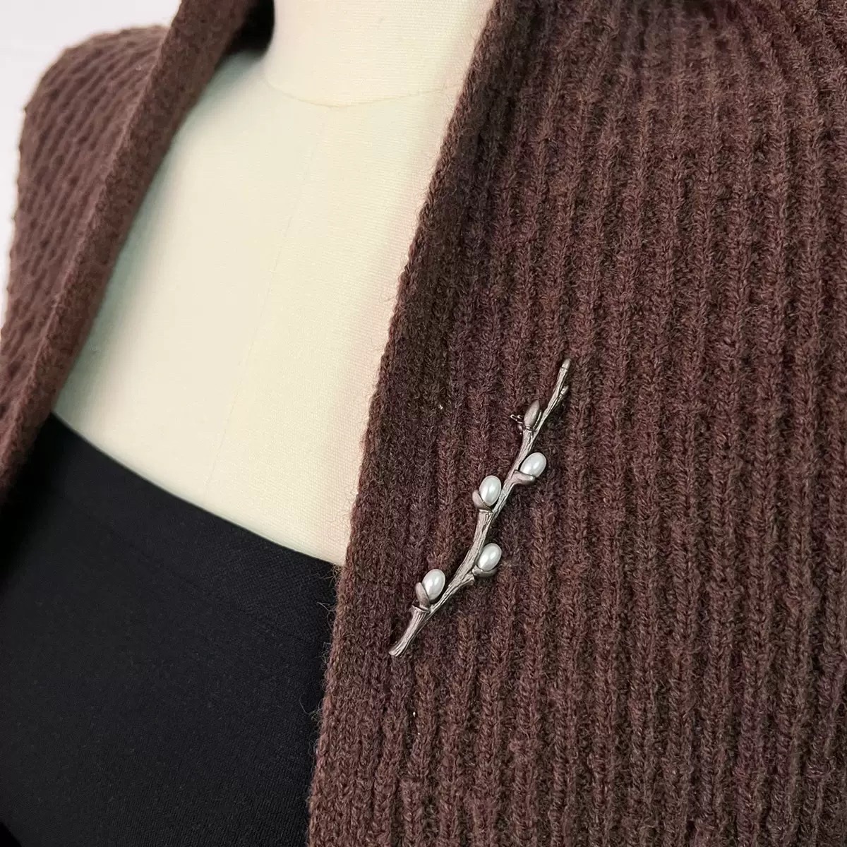 Simple plum blossom branch brooch, fashionable and versatile, ancient-style pearl jewelry pin, plum blossom series women's clothing and brooch Application Scenario