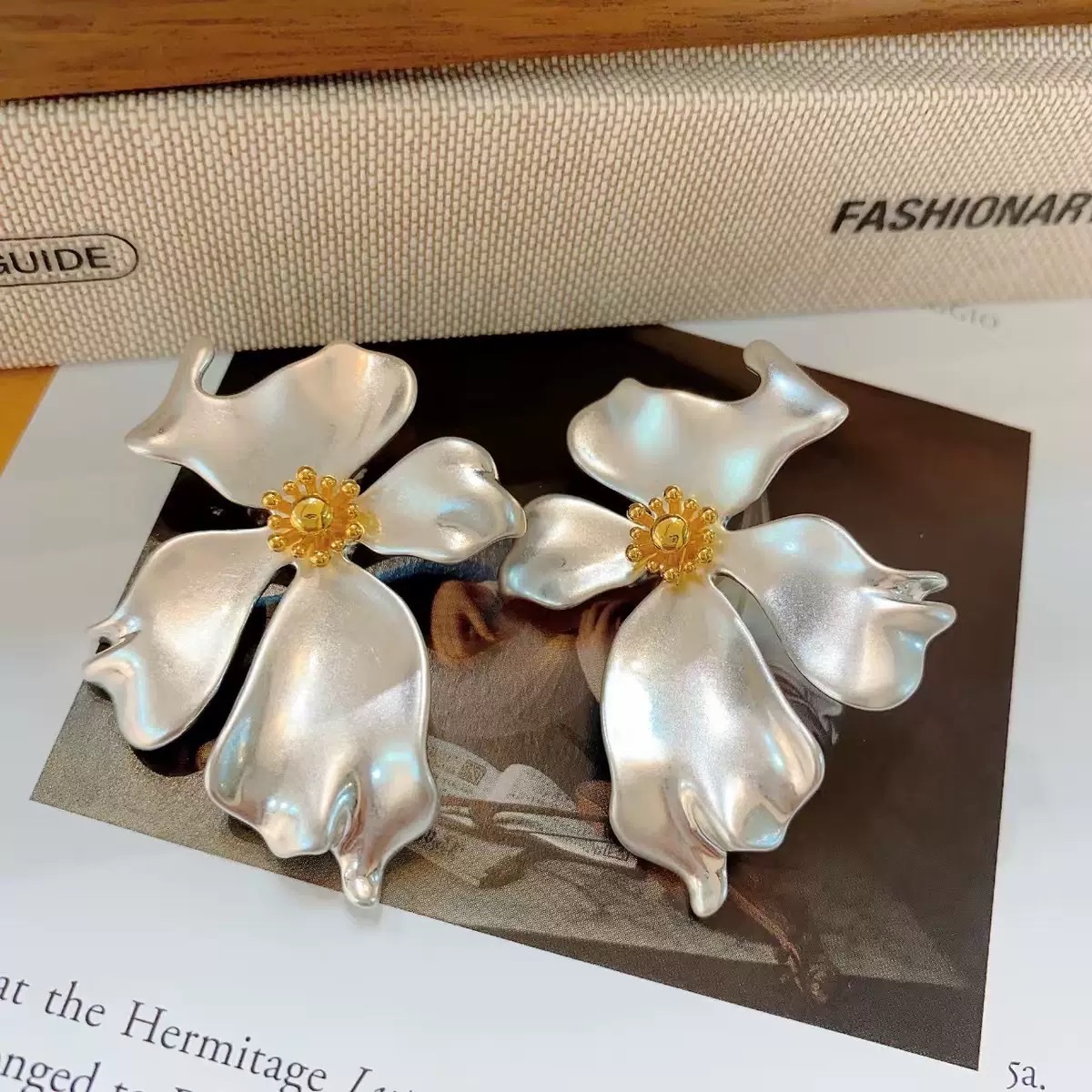 High-end retro flower earrings, metal Hong Kong style, niche design, vintage personalized catwalk style, exaggerated earrings and accessories Application Scenario