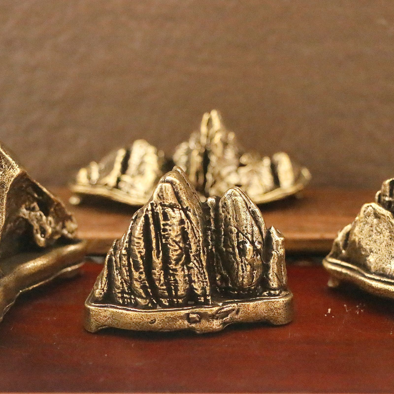 Brass Taishan stone Gandang ornament, the supreme of the Five Great Mountains, pine trees, mountains, green waters, home decoration, copper gold mountain backed by mountain stones