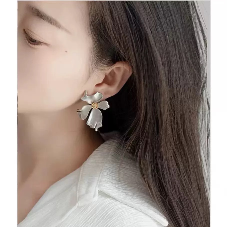 High-end retro flower earrings, metal Hong Kong style, niche design, vintage personalized catwalk style, exaggerated earrings and accessories Specification image