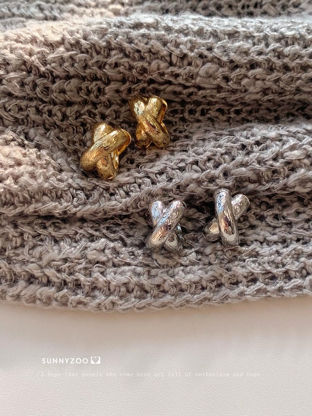 枫谷山丘 交叉肌理宽面拉丝耳扣简约气质重工高级耳饰细节图