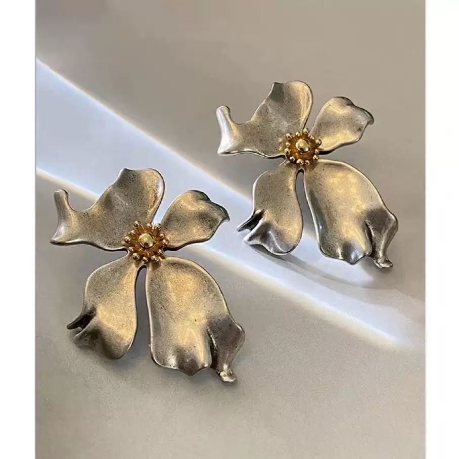 High-end retro flower earrings, metal Hong Kong style, niche design, vintage personalized catwalk style, exaggerated earrings and accessories
