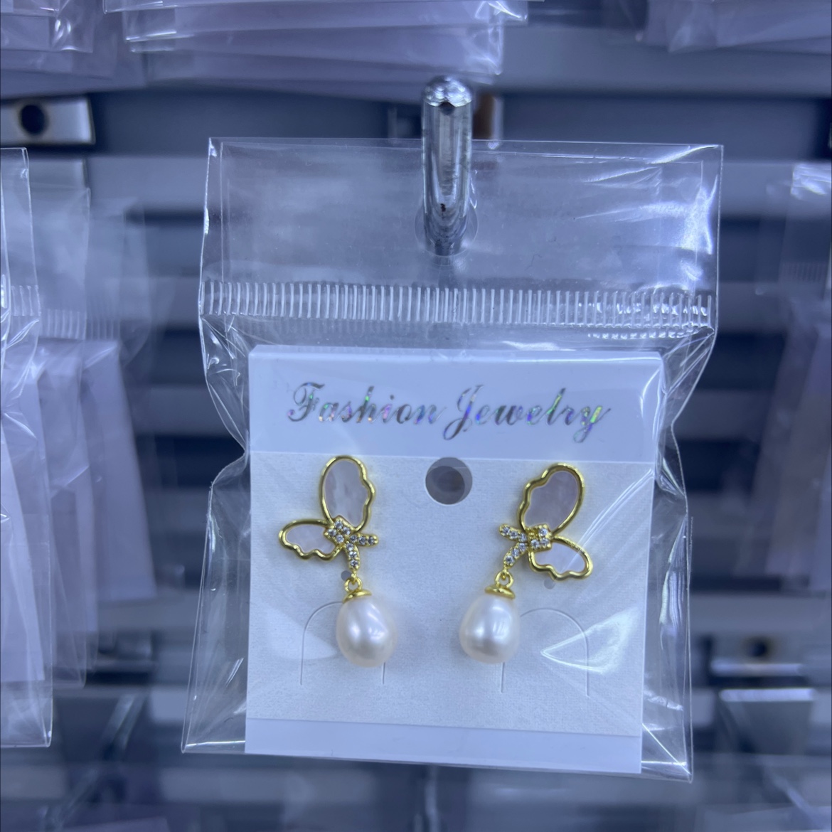 Best-selling pearl earrings with natural shells, custom-made by hand