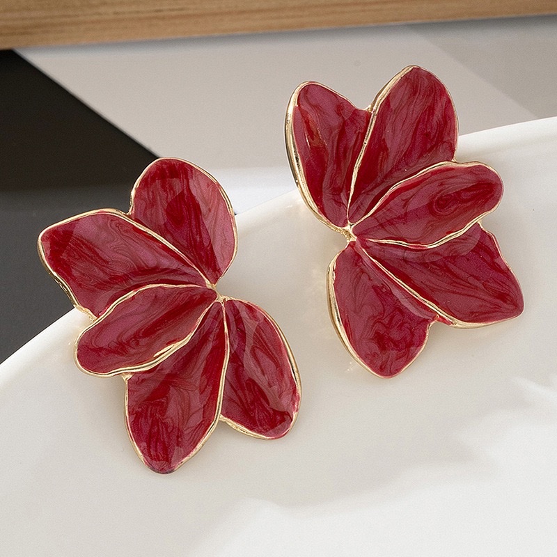 2024 Autumn/Winter retro Hong Kong-style maple leaf oil-dripping flower earrings, fashionable design sense, metal style petal earrings wholesale jewelry