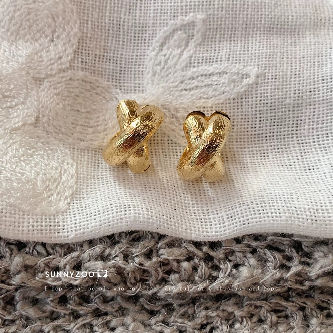 枫谷山丘 交叉肌理宽面拉丝耳扣简约气质重工高级耳饰白底实物图