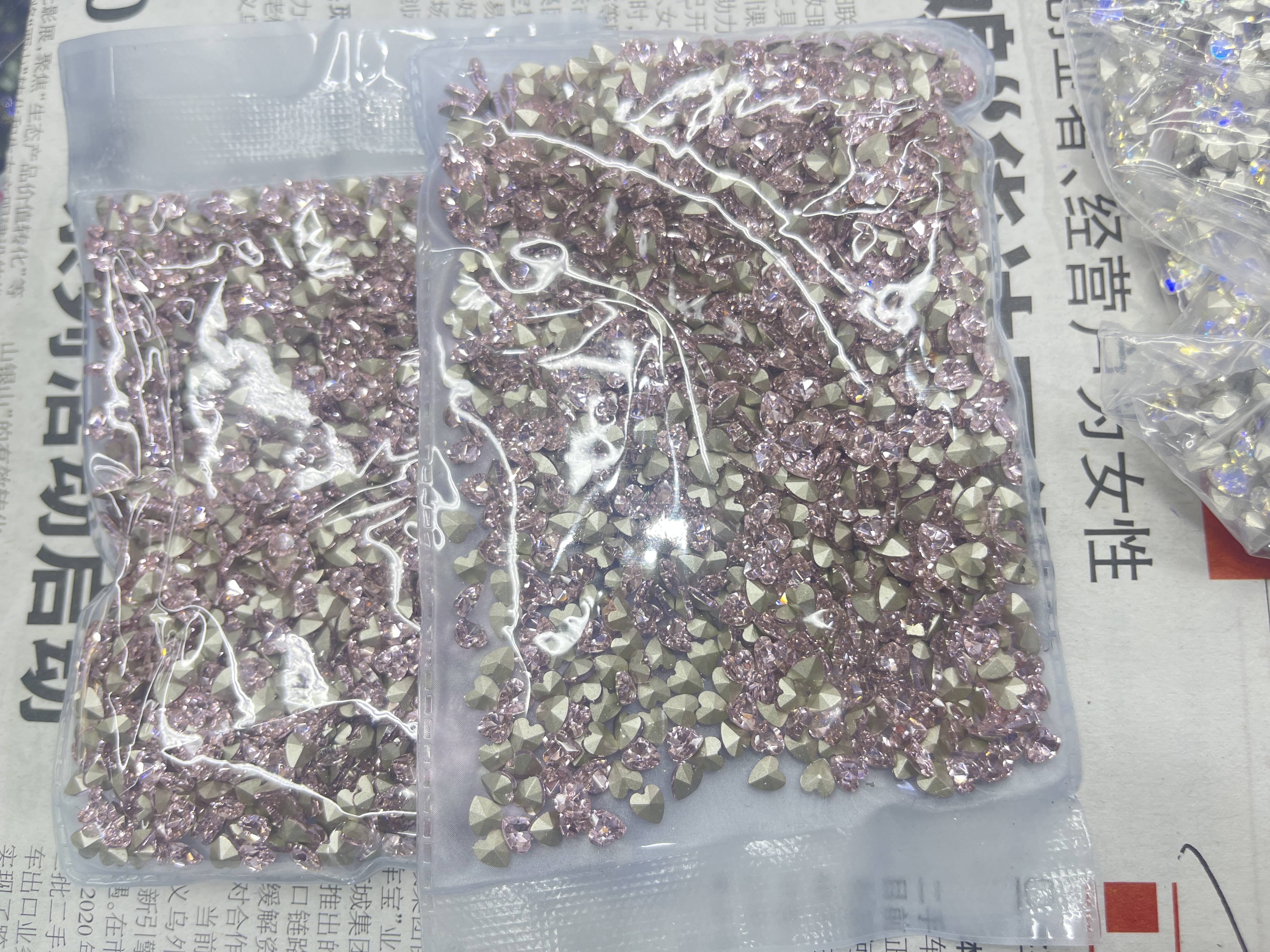 工厂直销，本厂糸列饰品是美好生活的点缀更是气质与风格的延伸！精致的工艺，暴款的产品适合美甲、头饰、发饰、服装辅料、鞋材、