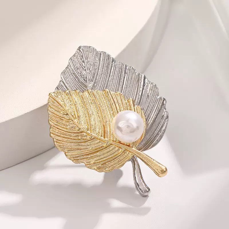 The Labubu cheongsam lapel magnetic clasp brooch is exquisitely designed in zinc alloy and elegantly embellished with traditional clothing Specification image