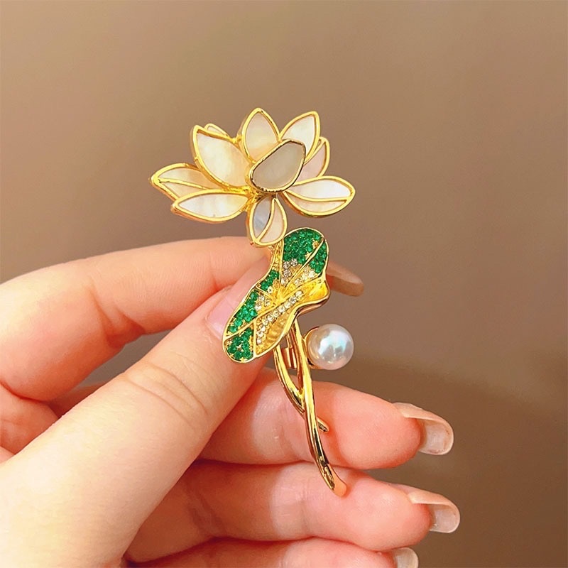 Japanese and Korean style fashionable and elegant lotus leaf flower brooches, creative enamel color oil painting style clothing accessories, pins, sweaters, cardigans and accessories details Picture