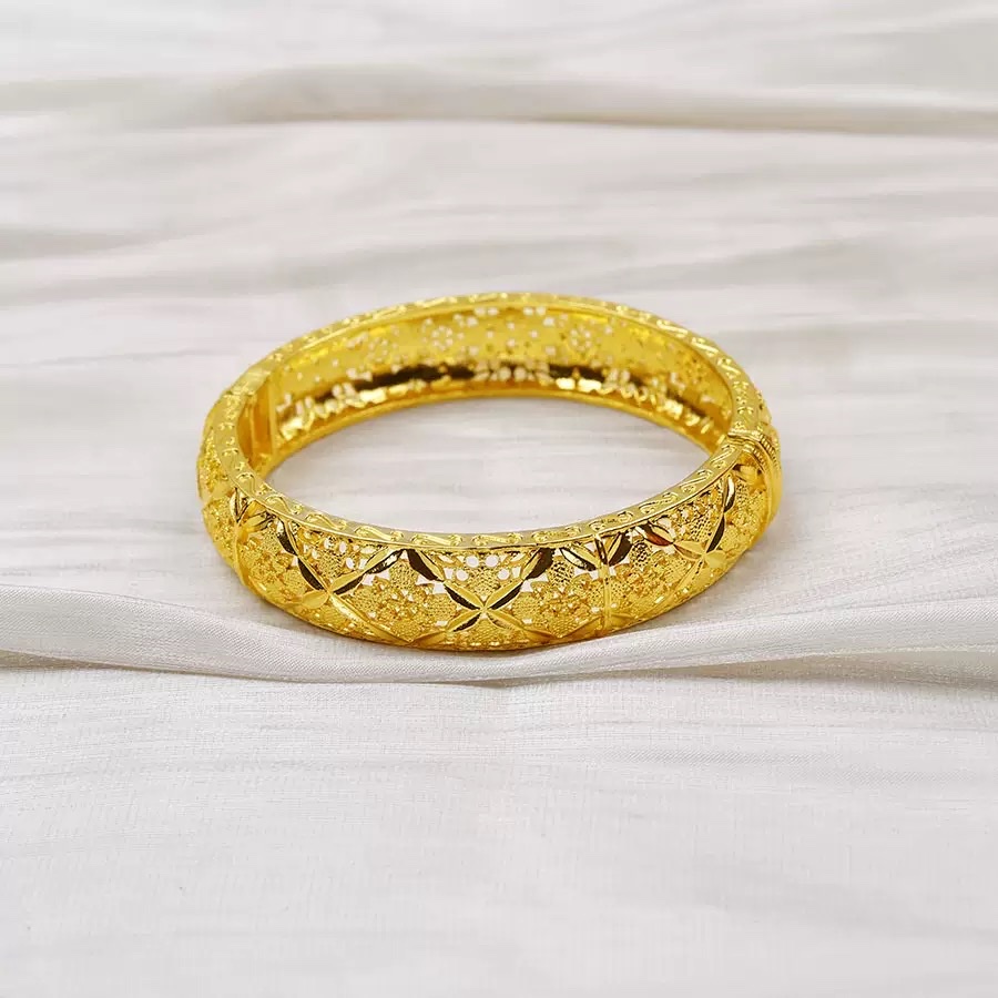 Jade and pearl bracelet module, Dingdang bracelet, fashionable and simple design, multi-layer wearing, versatile accessory Application Scenario