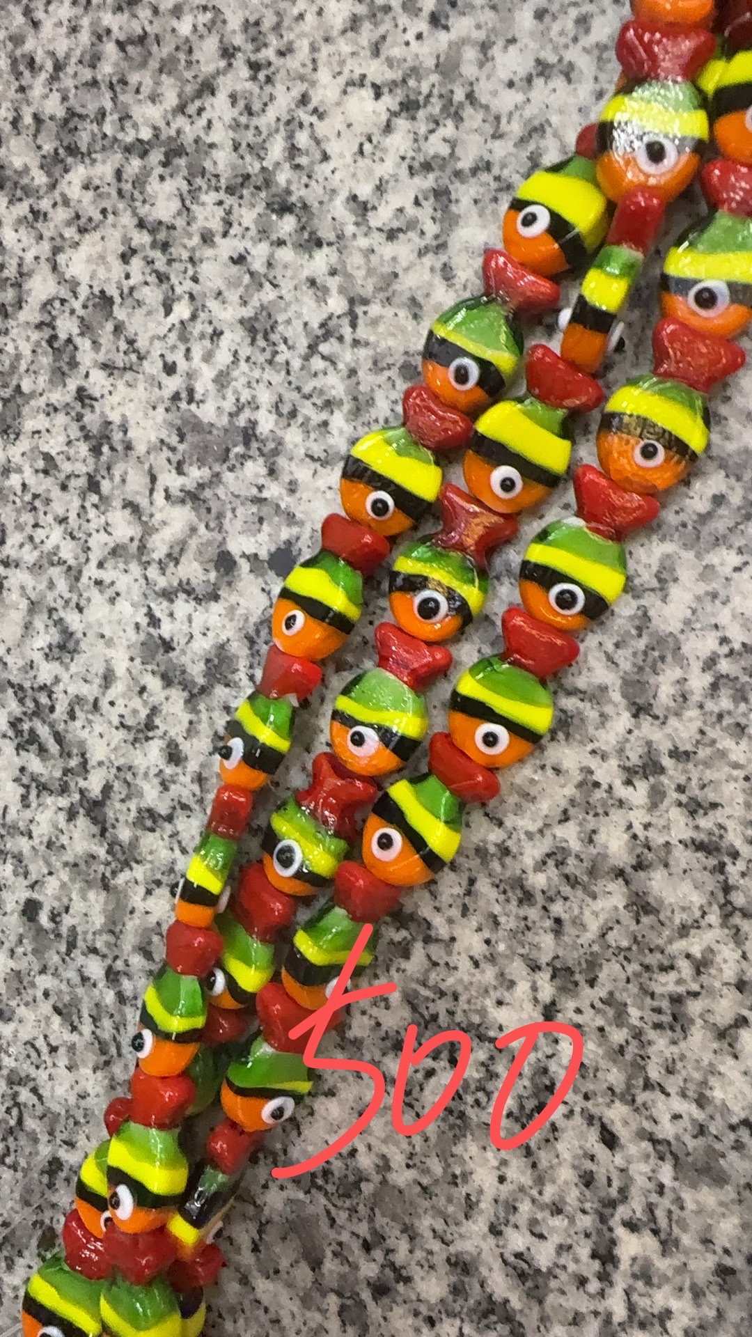 琉璃手工制作，高温烧制而成，双色琉璃小鱼白底实物图