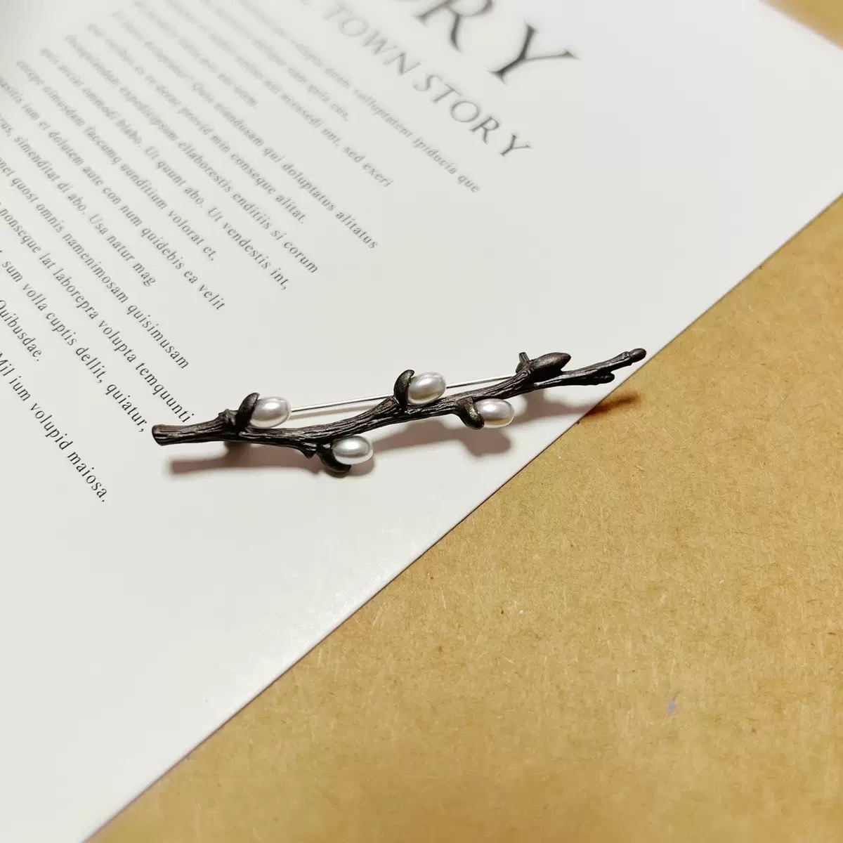 Simple plum blossom branch brooch, fashionable and versatile, ancient-style pearl jewelry pin, plum blossom series women's clothing and brooch details Picture