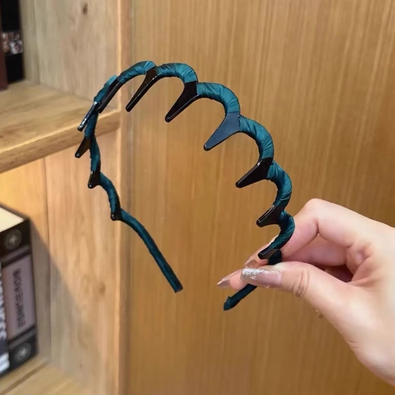 Wavy hair band, cartoon headband, leather hair band, simple and fashionable hair accessory, versatile hair accessory, hair band Application Scenario