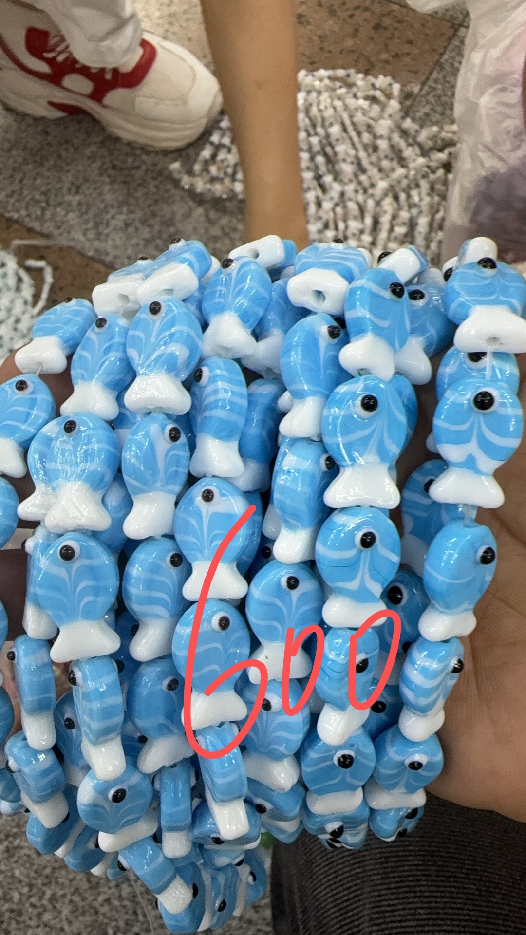 琉璃手工制作，高温烧制而成，双色琉璃小鱼产品图