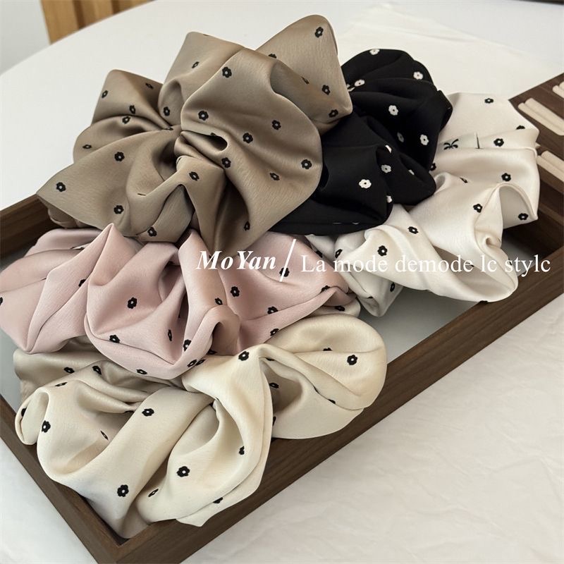 Korean-style simple large intestine hair band headband accessory, fashionable and versatile. Large intestine hair band accessory, ladies' head accessory, hair band accessory Application Scenario