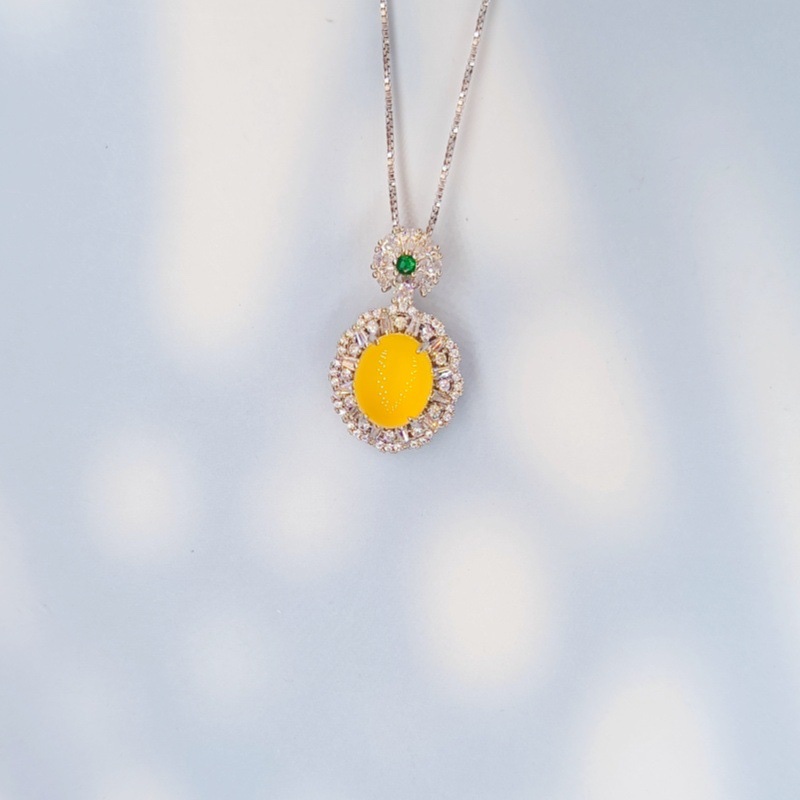 批发镶嵌高冰种白玉髓吊坠项托微镶满钻绿玉髓吊坠项链直播货源
