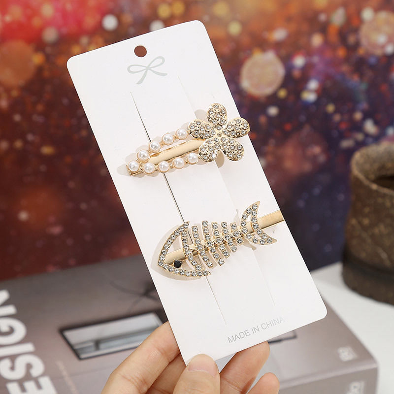 Korean-style fashionable golden individual metal cutout, Internet celebrity style, ins fan-shaped exquisite cross edge, Korean-style edge hair clips, hair accessories, headwear, scratch-off clips Application Scenario