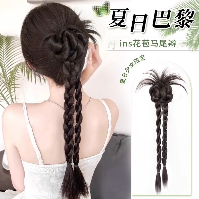 A girl with a false braid and ponytail, looking refreshing and laid-back in summer on Instagram. A chicken feather, flower bud, grab and twist braid, a realistic wig braid Item Picture