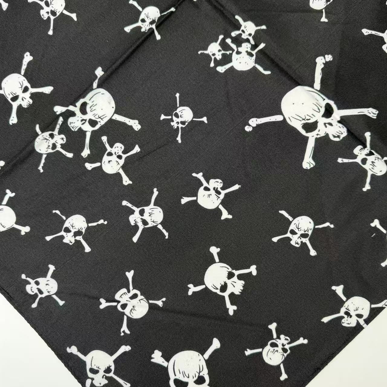 New pure cotton European and American style skull head coverings, square scarves, headscarves, handkerchiefs, multi-purpose face towels, face masks, sun protection, comfortable and breathable, factory stock wholesale square scarves, face masks, sun protection Application Scenario