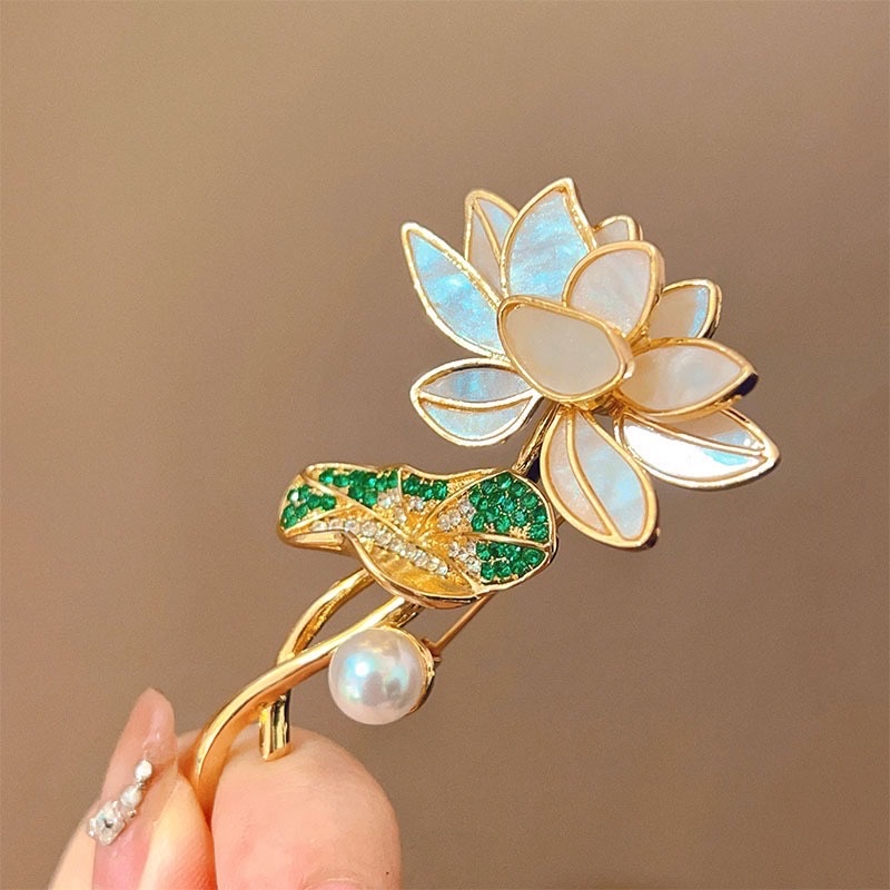 Japanese and Korean style fashionable and elegant lotus leaf flower brooches, creative enamel color oil painting style clothing accessories, pins, sweaters, cardigans and accessories Specification image