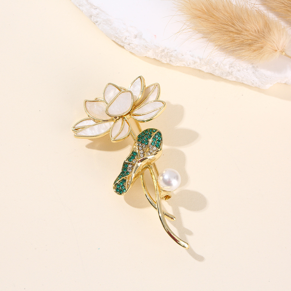 Japanese and Korean style fashionable and elegant lotus leaf flower brooches, creative enamel color oil painting style clothing accessories, pins, sweaters, cardigans and accessories
