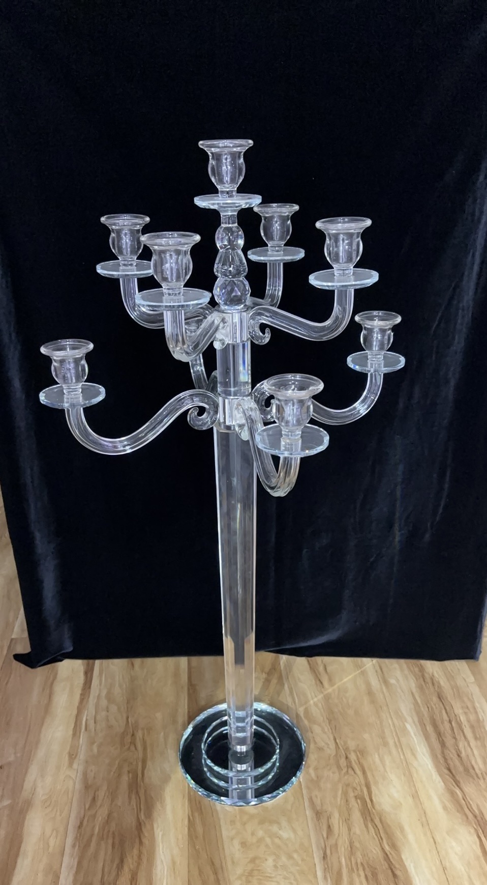 水晶烛台：光影交织的浪漫诗章

在居家装饰的舞台上，水晶烛台宛如一位优雅的贵族，以其独特的魅力，演绎着光与影的梦幻之舞。