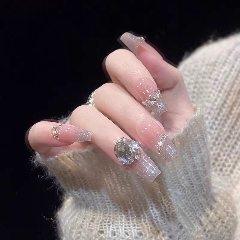 纯手工穿戴甲碎钻高级感中长款轻奢2025新年款精致绝美春天美甲贴产品图