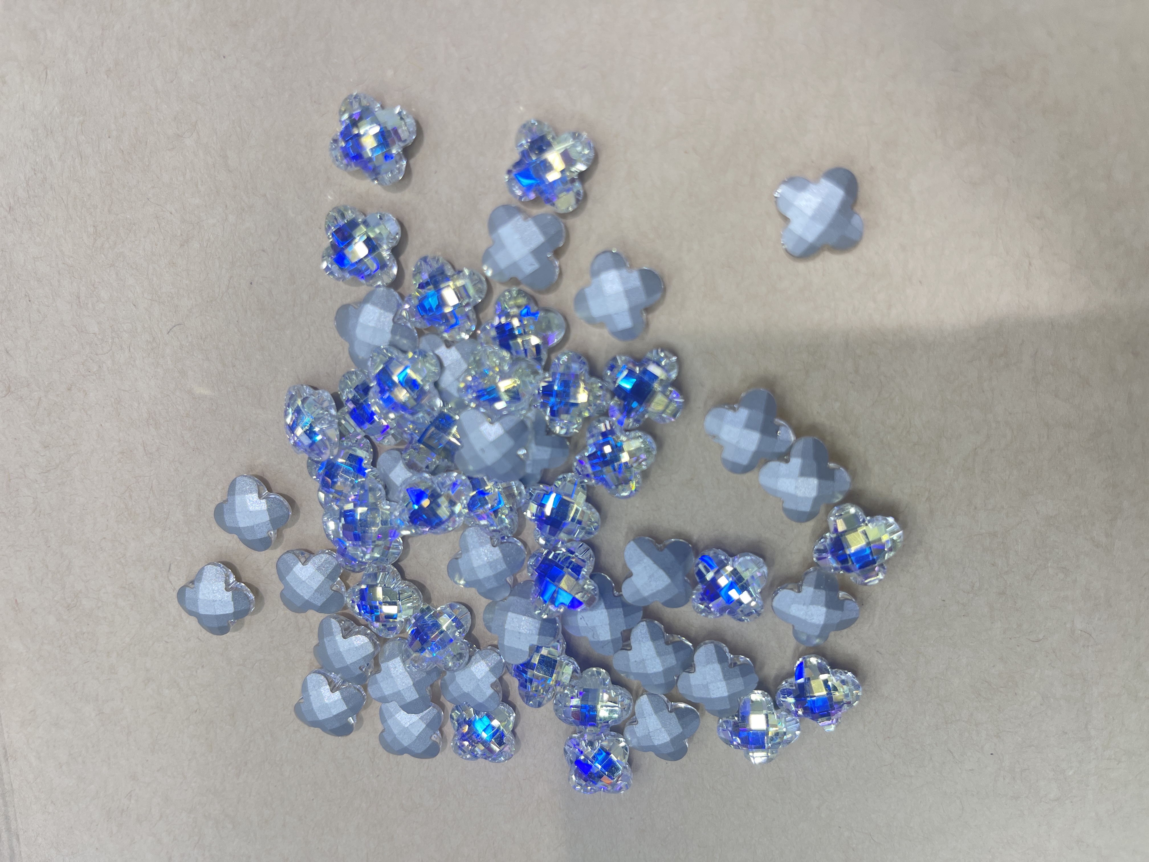 工厂直销、精致的工艺，赋予饰品独特的魅力与灵魂！指上美甲，头饰耳饰，服装、鞋材辅料！抖音直播、电商网络暴款