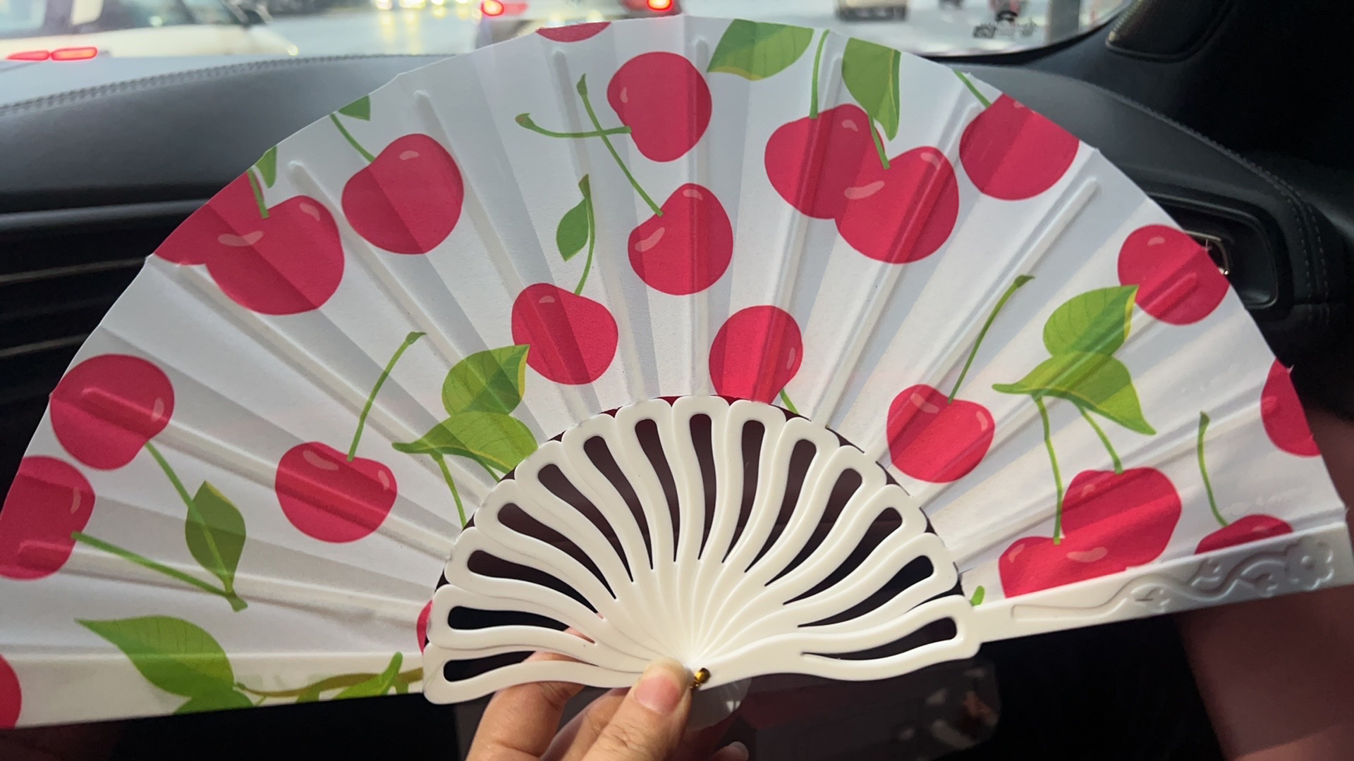 国潮风扇子，扇面印樱桃，黑白两色，龙形扇骨2个色扇子扇子