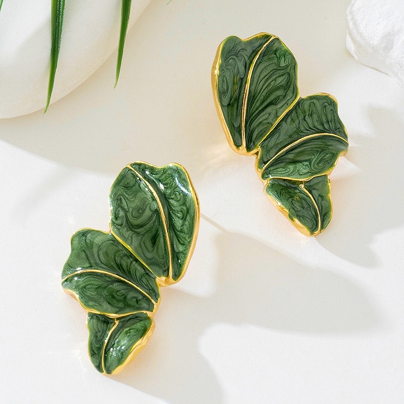 2024 Autumn/Winter retro Hong Kong-style maple leaf oil-dripping flower earrings, fashionable design sense, metal style petal earrings wholesale jewelry Application Scenario