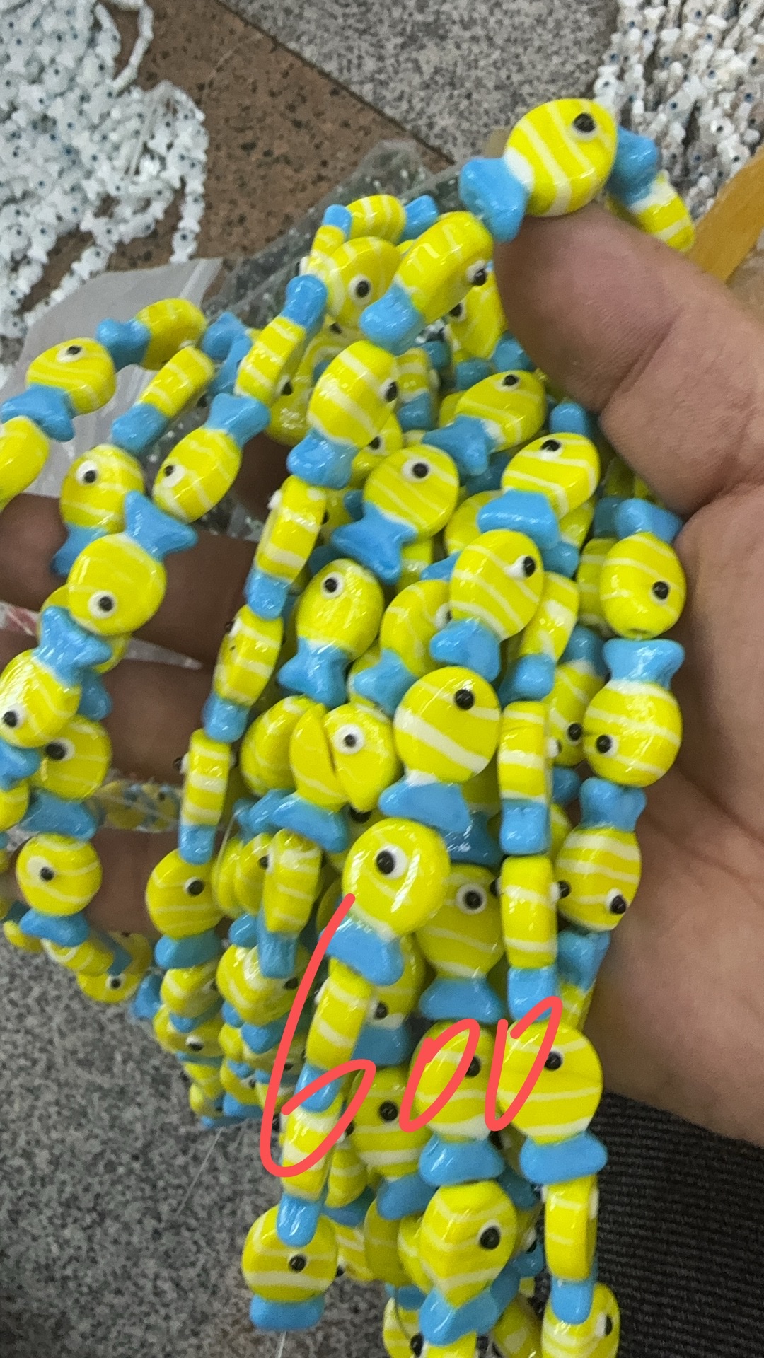 琉璃手工制作，高温烧制而成，双色琉璃小鱼细节图