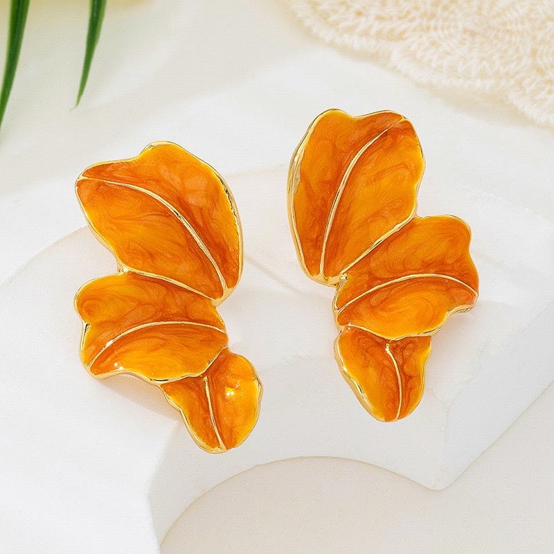 2024 Autumn/Winter retro Hong Kong-style maple leaf oil-dripping flower earrings, fashionable design sense, metal style petal earrings wholesale jewelry Item Picture
